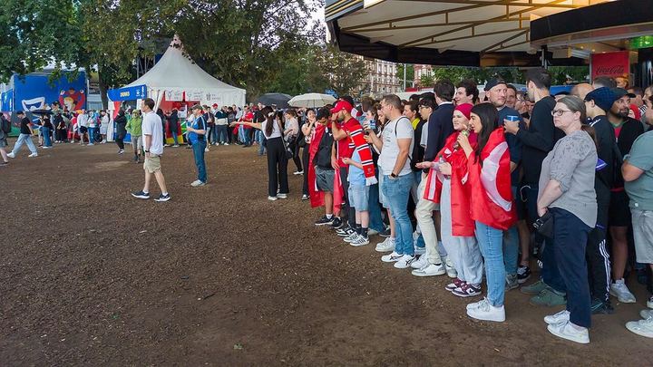 “王子公园4.5万人嘘梅西，怎可能盖过诺坎普十万人呐喊助威”（封面配图）